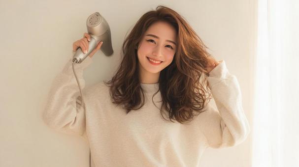 日本人女性のヘアドライシーンの写真