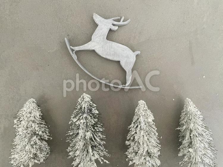 空飛ぶトナカイともみの木 トナカイ,クリスマス,クリスマスツリーの写真素材