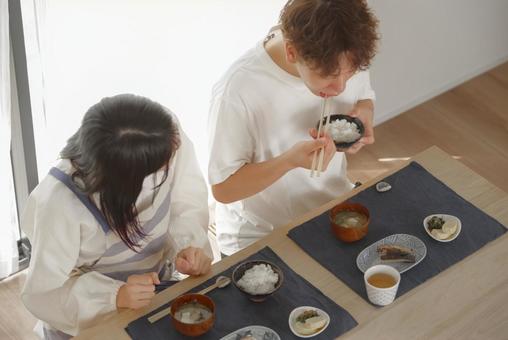 幸せそうに食事をする若いカップル 笑顔,幸せ,新婚の写真素材