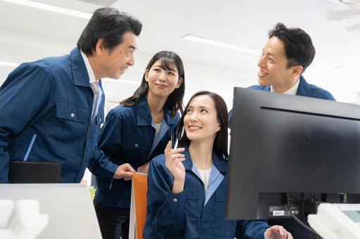 オフィスで働く作業服のエンジニア オフィスで働く作業服のエンジニア エンジニア,会議,不動産の写真素材
