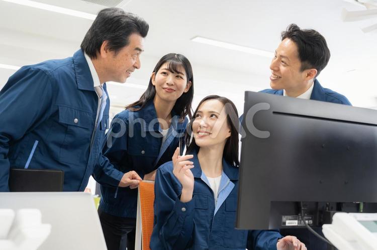 オフィスで働く作業服のエンジニア エンジニア,会議,不動産の写真素材