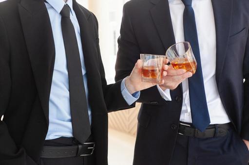 グラスを持つスーツ男性たちの手元 グラス,乾杯,持つの写真素材