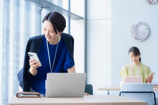 オフィスで働くビジネスウーマン ビジネス,ビジネスウーマン,女性の写真素材