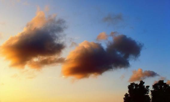 日没前の夕雲と空 日没前の夕雲と空の写真