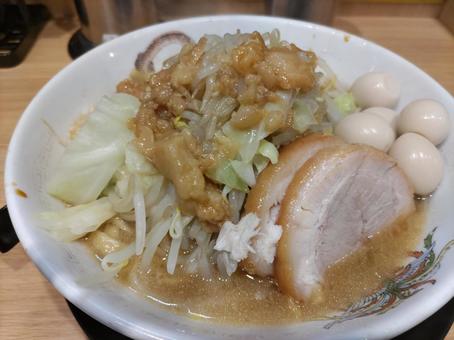 二郎系ラーメンニンニク油ウズラの卵追加 二郎系ラーメンニンニク油ウズラの卵追加の写真