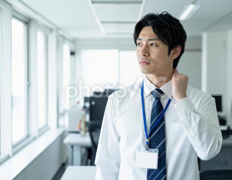 外を見て考え事をするの男性の会社員 男性,会社員,考えるの写真素材