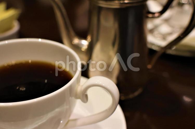 カフェのホットコーヒーとコーヒ－ポット 背景,ホットコーヒー,珈琲の写真素材
