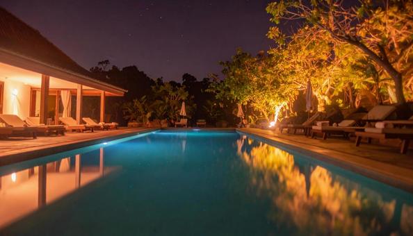 夜のリゾートプール・ナイトプールの写真