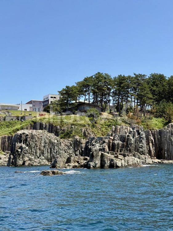 横から見た東尋坊　遊覧船からの景色 柱状節理,水面,遊覧船の写真素材