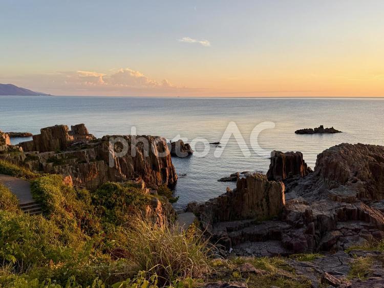 夕方の福井県東尋坊から見る日本海と崖 東尋坊,海岸,入江の写真素材