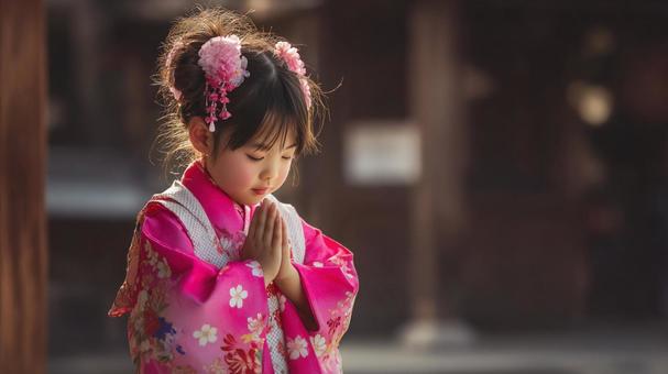 祈る着物姿の少女の写真