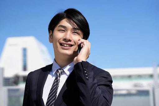 日本男性商人在智能手機上交談, JPG 日本男性商人在智能手機上交談, 商人, 男人, 天空, JPG