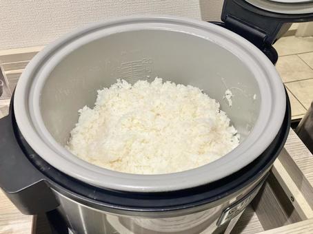 業務用炊飯器を開けて、炊き立てご飯 業務用炊飯器を開けて、炊き立てご飯 大釜,炊飯器,大きなの写真素材