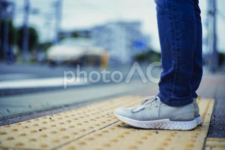 信号待ちの女性の足元 信号待ちの女性の足元 女性,交差点,信号の写真素材
