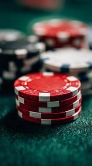 大金を賭ける準備：カジノチップの山の写真