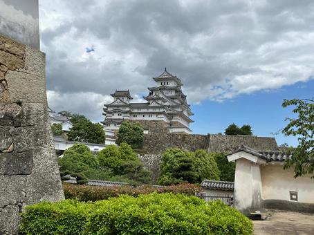 曇天の下の姫路城天守閣 曇天の下の姫路城天守閣の写真