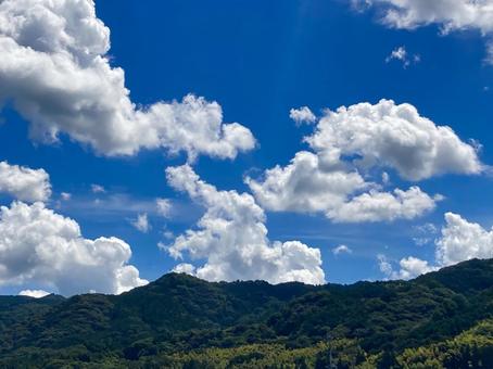 積雲と青空と山 積雲と青空と山の写真