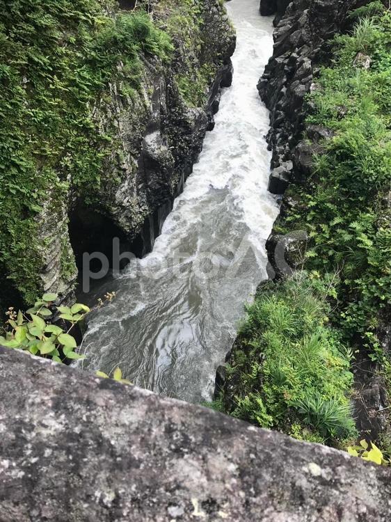 深緑の渓谷 - 静寂の世界 渓谷,谷,川の写真素材