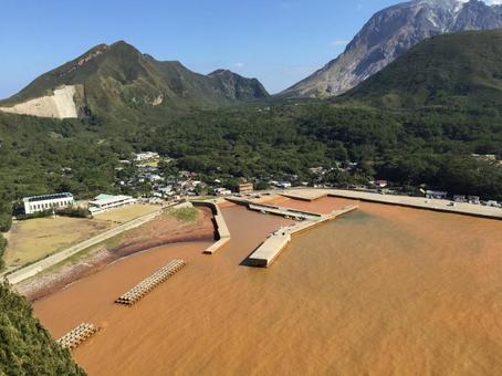 薩摩硫黄島(三島村)の茶褐色の港 薩摩硫黄島(三島村)の茶褐色の港 海,港,薩摩硫黄島の写真素材
