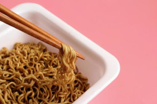 インスタント焼きそばを食べる インスタント焼きそばを食べる インスタント,焼きそば,麺類の写真素材