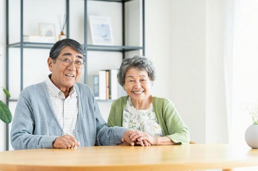 自宅でくつろぐシニアの夫婦 自宅でくつろぐシニアの夫婦 シニア,夫婦,仲良しの写真素材