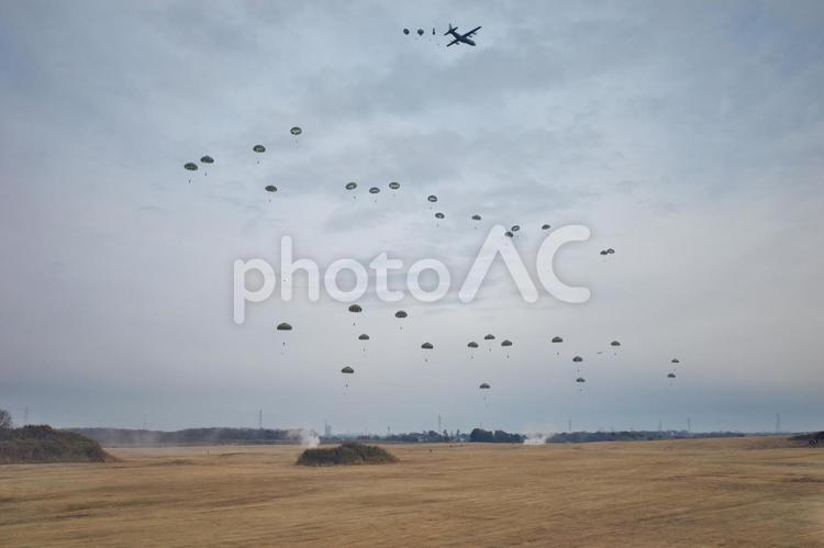 陸上自衛隊降下訓練始め　パラシュート降下 陸上自衛隊,第1空挺団,習志野駐屯地の写真素材