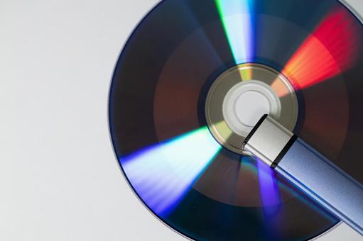 CDとUSBメモリ usbメモリ,cd,フラッシュドライブの写真素材