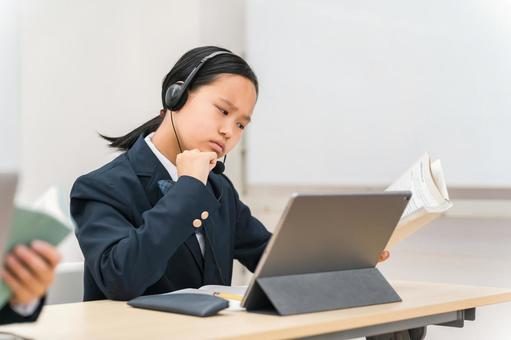 タブレットで勉強する制服姿の中学生 タブレットで勉強する制服姿の中学生 オンライン学習,授業,ict教育の写真素材