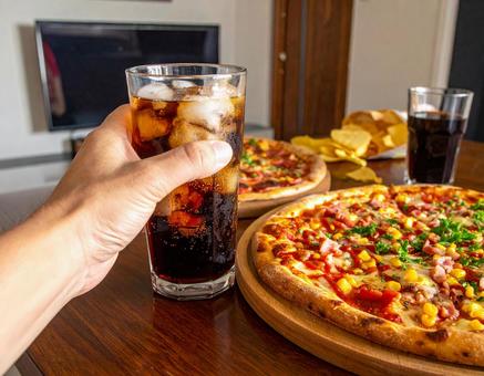 コーラと一緒に味わうピザタイムの写真