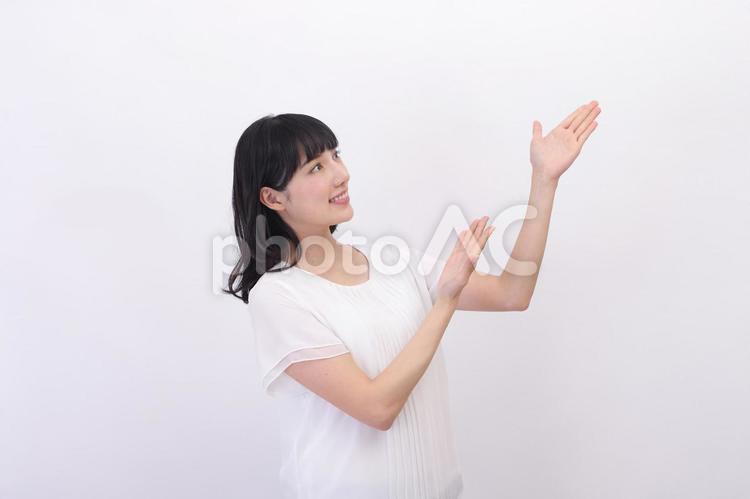 指を差す女性7 女性,日本人,指差しの写真素材