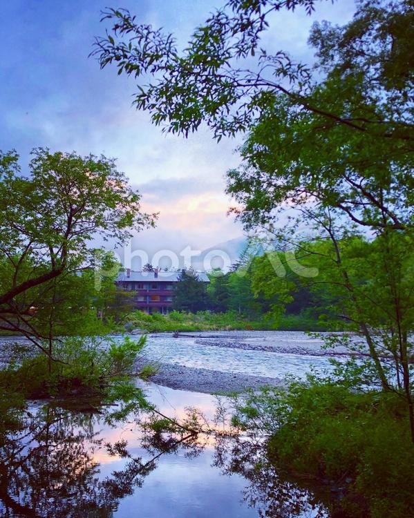 水面に映る山と夕焼け 風景,夕焼け,湖の写真素材
