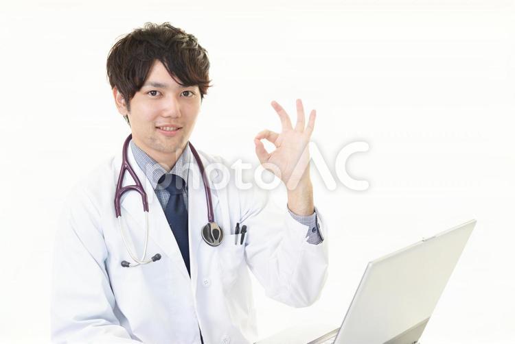 OKサインを出す笑顔の医師 男性,医師,医者の写真素材