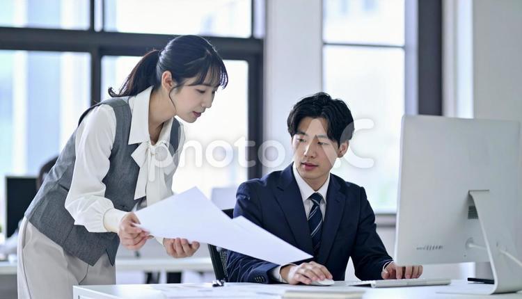 上司に資料を確認する女性社員 ビジネスマン,男性,女性の写真素材
