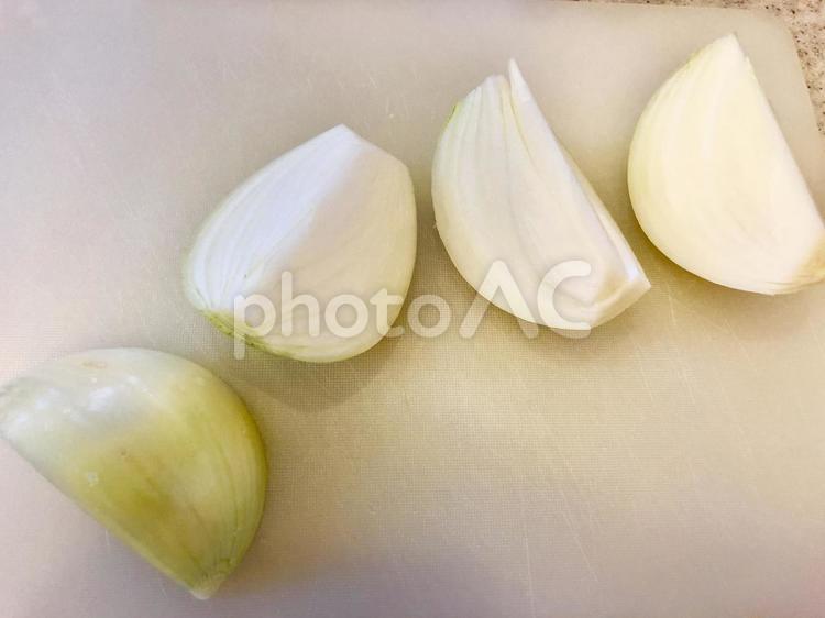 まな板の上のカットした玉ねぎ 玉ねぎ,カット野菜,調理の写真素材