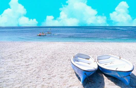 夏のビーチとボート(入道雲) 夏のビーチとボート(入道雲) ビーチ,海,ボートの写真素材