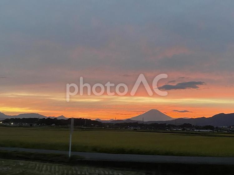 田舎から見える夕焼け富士山 夕焼け,富士山,田んぼの写真素材