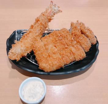 海老フライと豚かつ 海老フライと豚かつ 海老フライと豚かつ,とんかつ,ロースかつの写真素材
