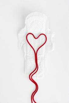 生理用ナプキンと紐で作ったハート型 生理,月経,生理用品の写真素材