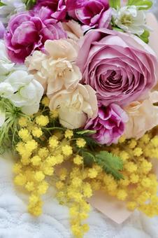 ミモザとバラのカラフルな花束　縦構図 花,花束,ブーケの写真素材