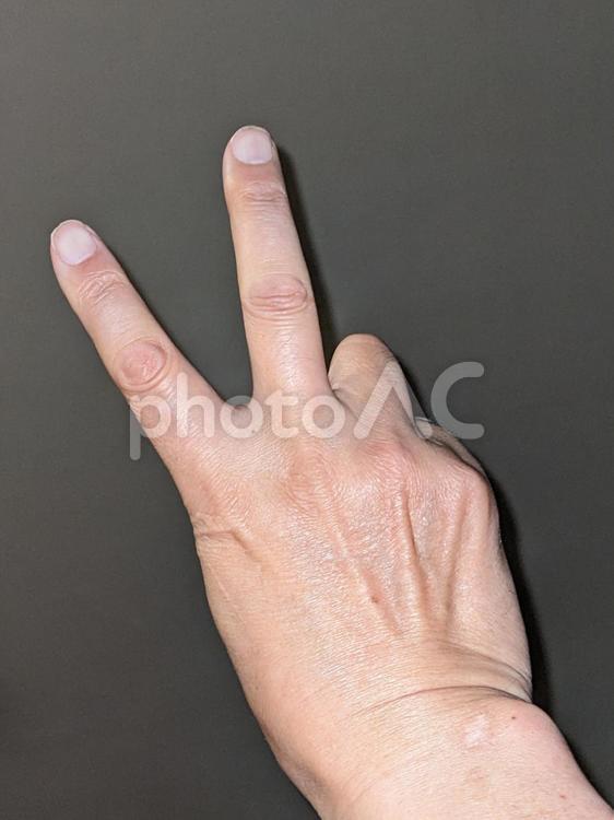 男の右手のピースサイン ハンドサイン,ジェスチャー,指文字の写真素材