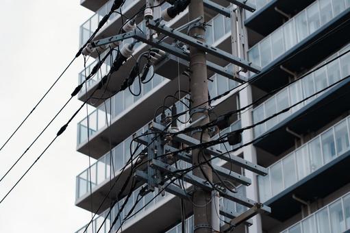 電柱 電柱,電信柱,マンションの写真素材