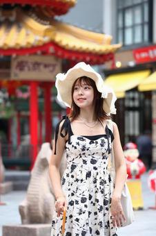 早朝の中華街を歩く女性 早朝の中華街を歩く女性 女性,若い,美しいの写真素材