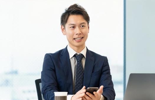 笑顔で対話をする男性ビジネスマン 笑顔で対話をする男性ビジネスマン 男性,笑顔,対話の写真素材