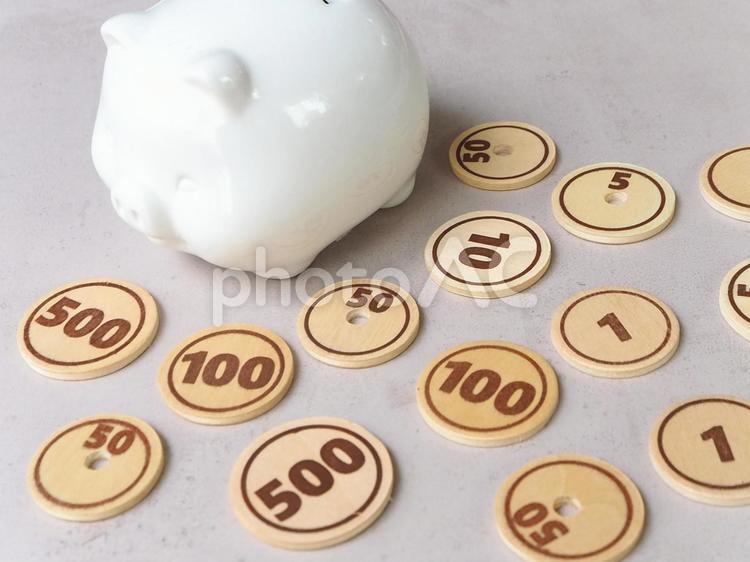 ブタの貯金箱とお金のイメージ 貯金箱,豚の貯金箱,お金の写真素材
