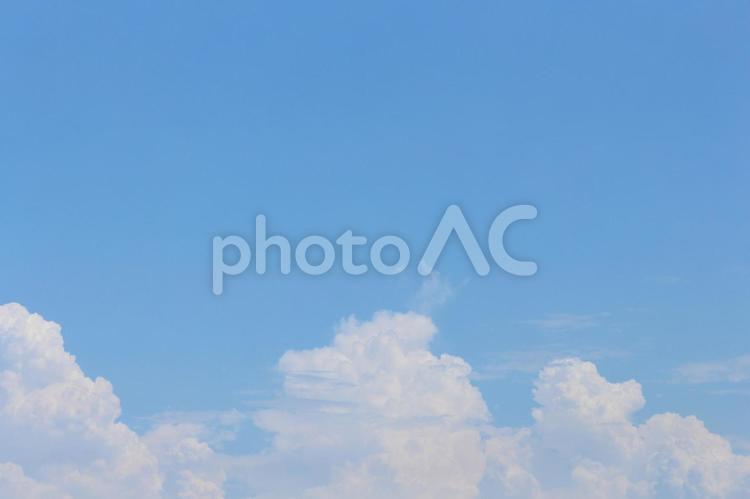 【空の写真】夏の空と雲 青空,夏空,入道雲の写真素材