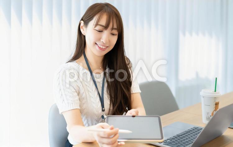 笑顔で対話をする女性・ビジネスウーマン 女性,笑顔,対話の写真素材