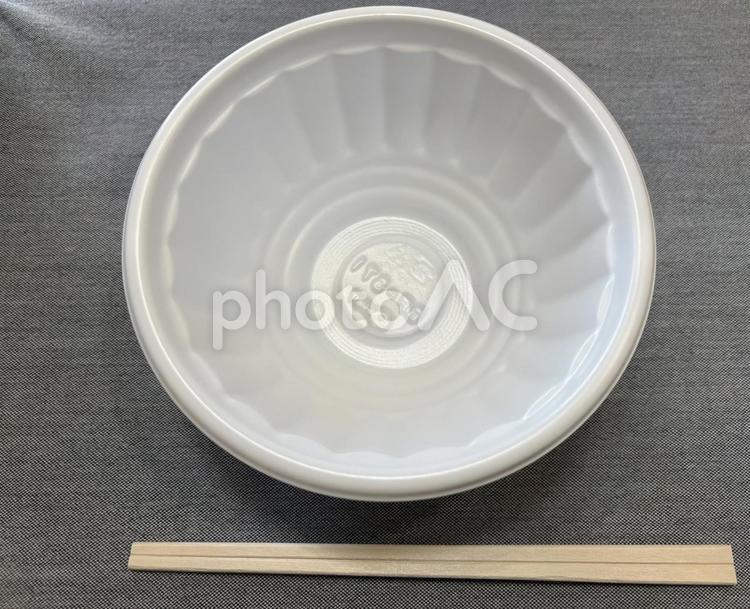 プラのボウルと割り箸 プラスチック,お皿,割り箸の写真素材