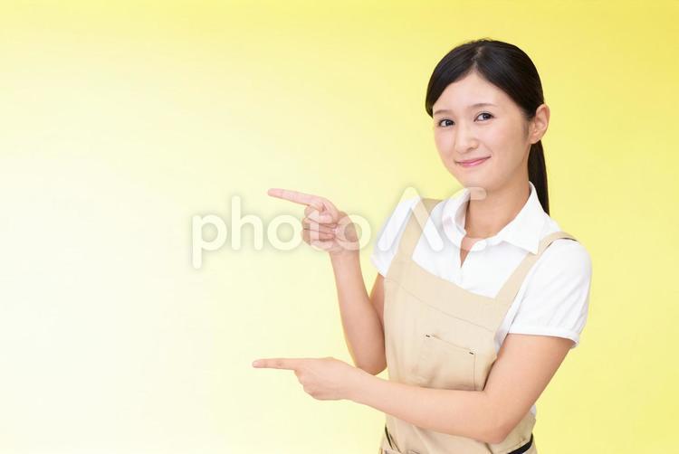指示する笑顔の女性 女性,女,主婦の写真素材
