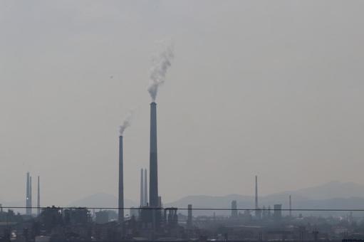 煙に覆われた町 煙に覆われた町 工場地帯,風景,曇り空の写真素材