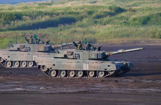 訓練展示を行う陸上自衛隊の90式戦車 訓練展示を行う陸上自衛隊の90式戦車の写真